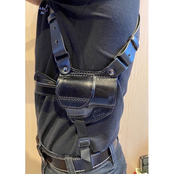 MILITARIA : holster porte pistolet en cuir clair avec bretelles de